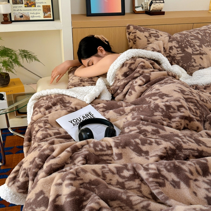 91家纺网 家纺一手货源 找家纺 春光里 2025新款兔毛羊羔绒收包边毛毯 可可