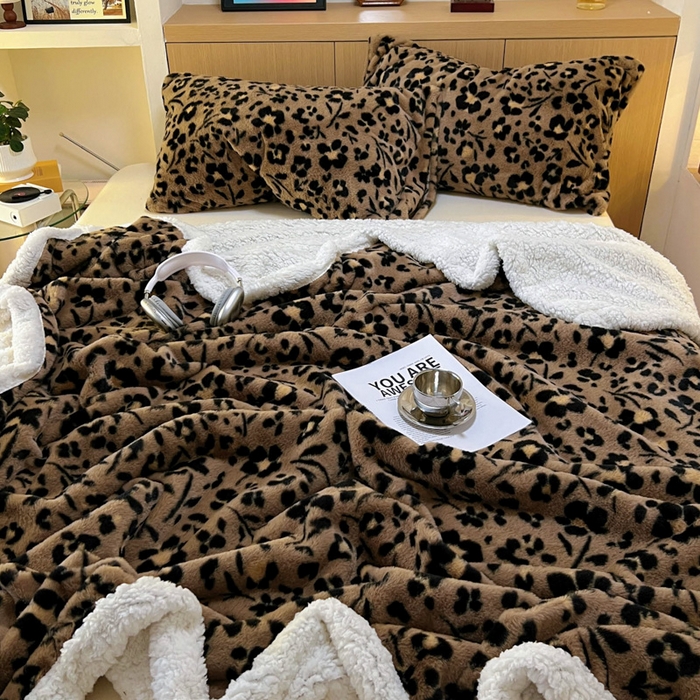 91家纺网 家纺一手货源 找家纺 春光里 2025新款兔毛羊羔绒收包边毛毯 墨染