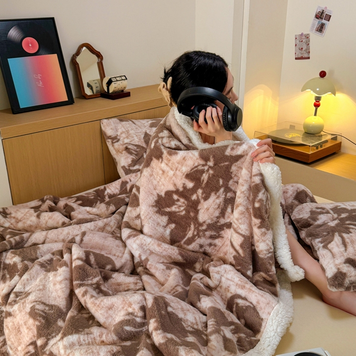 91家纺网 家纺一手货源 找家纺 春光里 2025新款兔毛羊羔绒收包边毛毯 晚秋