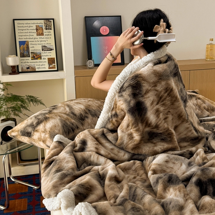 91家纺网 家纺一手货源 找家纺 春光里 2025新款兔毛羊羔绒收包边毛毯 慕斯