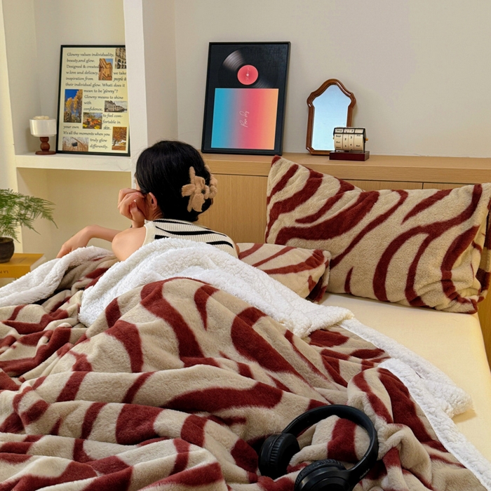 91家纺网 家纺一手货源 找家纺 春光里 2025新款兔毛羊羔绒收包边毛毯 红丝绒