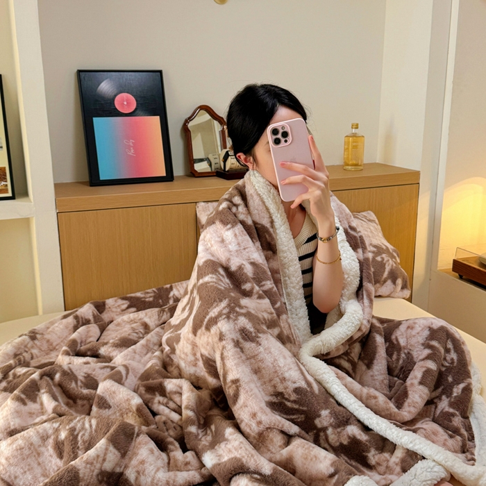 91家纺网 家纺一手货源 找家纺 春光里 2025新款兔毛羊羔绒收包边毛毯 晚秋