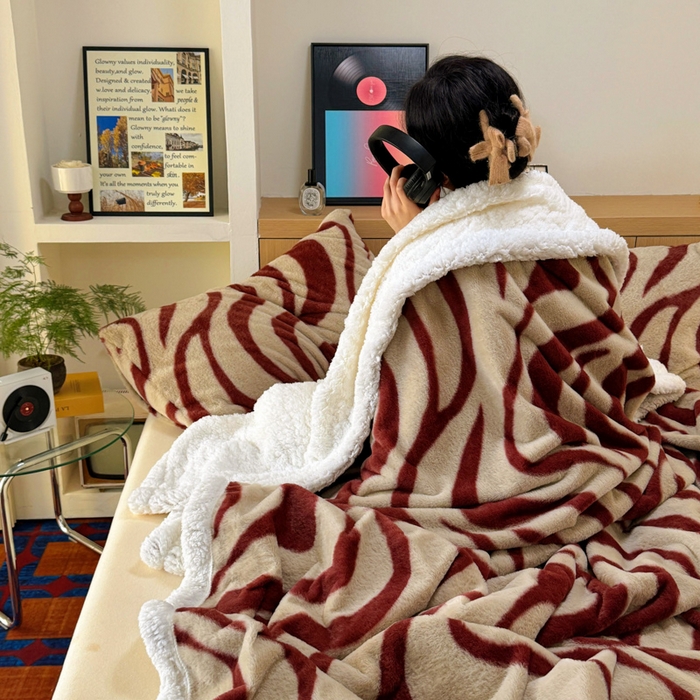 91家纺网 家纺一手货源 找家纺 春光里 2025新款兔毛羊羔绒收包边毛毯 红丝绒