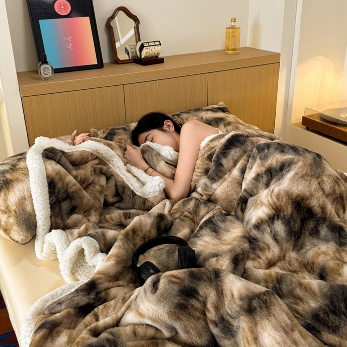 91家纺网 家纺一手货源 找家纺 春光里 2025新款兔毛羊羔绒收包边毛毯 慕斯