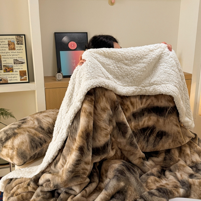 91家纺网 家纺一手货源 找家纺 春光里 2025新款兔毛羊羔绒收包边毛毯 慕斯