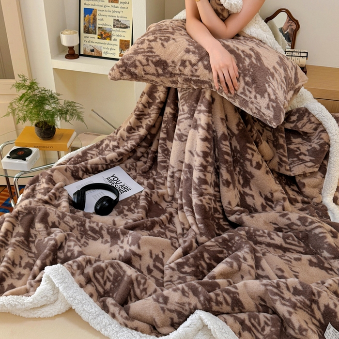 91家纺网 家纺一手货源 找家纺 春光里 2025新款兔毛羊羔绒收包边毛毯 可可