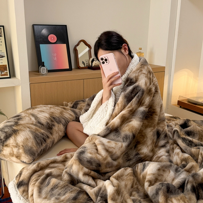 91家纺网 家纺一手货源 找家纺 春光里 2025新款兔毛羊羔绒收包边毛毯 慕斯