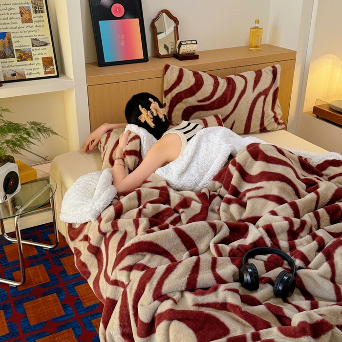 91家纺网 家纺一手货源 找家纺 春光里 2025新款兔毛羊羔绒收包边毛毯 红丝绒