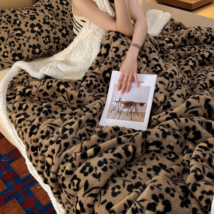 91家纺网 家纺一手货源 找家纺 春光里 2025新款兔毛羊羔绒收包边毛毯 墨染