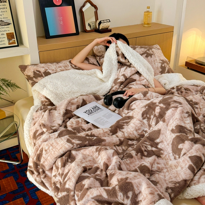 91家纺网 家纺一手货源 找家纺 春光里 2025新款兔毛羊羔绒收包边毛毯 晚秋