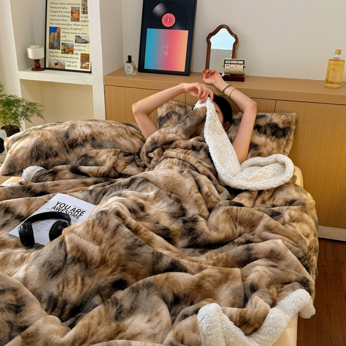 91家纺网 家纺一手货源 找家纺 春光里 2025新款兔毛羊羔绒收包边毛毯 慕斯