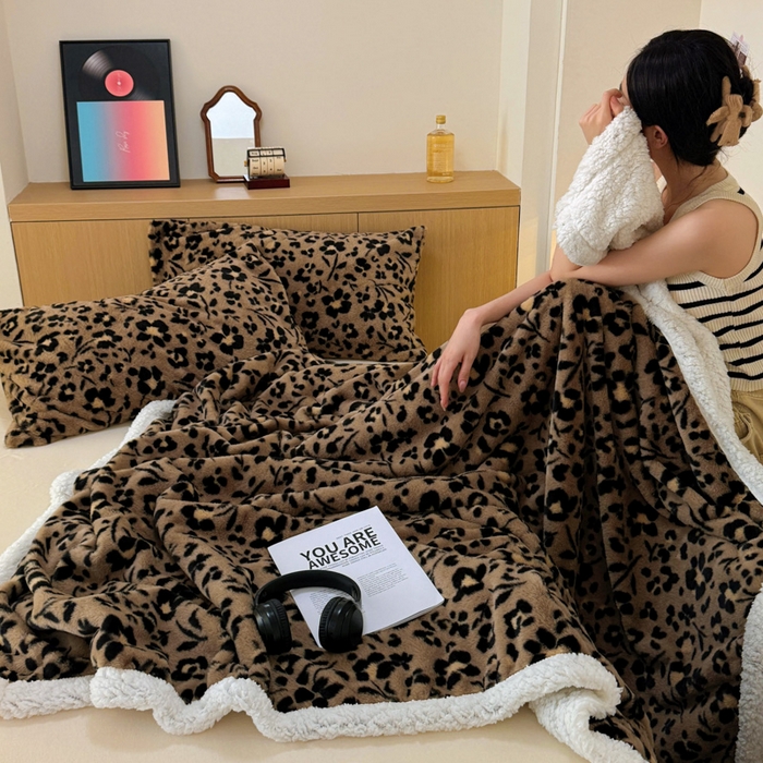 91家纺网 家纺一手货源 找家纺 春光里 2025新款兔毛羊羔绒收包边毛毯 墨染