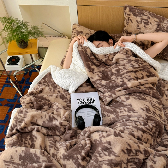 91家纺网 家纺一手货源 找家纺 春光里 2025新款兔毛羊羔绒收包边毛毯 可可