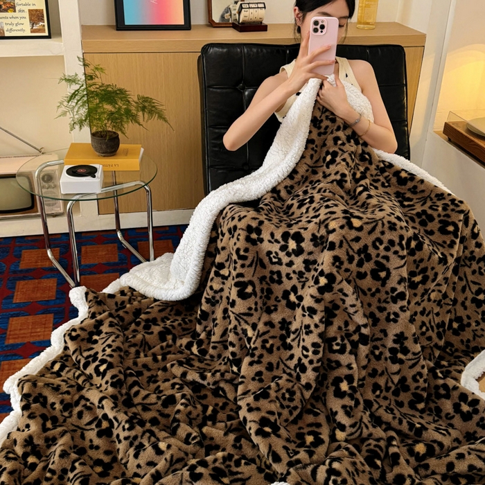 91家纺网 家纺一手货源 找家纺 春光里 2025新款兔毛羊羔绒收包边毛毯 墨染