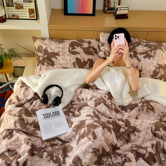 91家纺网 家纺一手货源 找家纺 春光里 2025新款兔毛羊羔绒收包边毛毯 晚秋