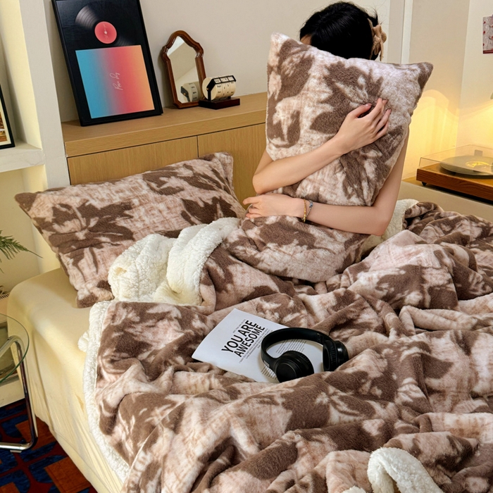 91家纺网 家纺一手货源 找家纺 春光里 2025新款兔毛羊羔绒收包边毛毯 晚秋