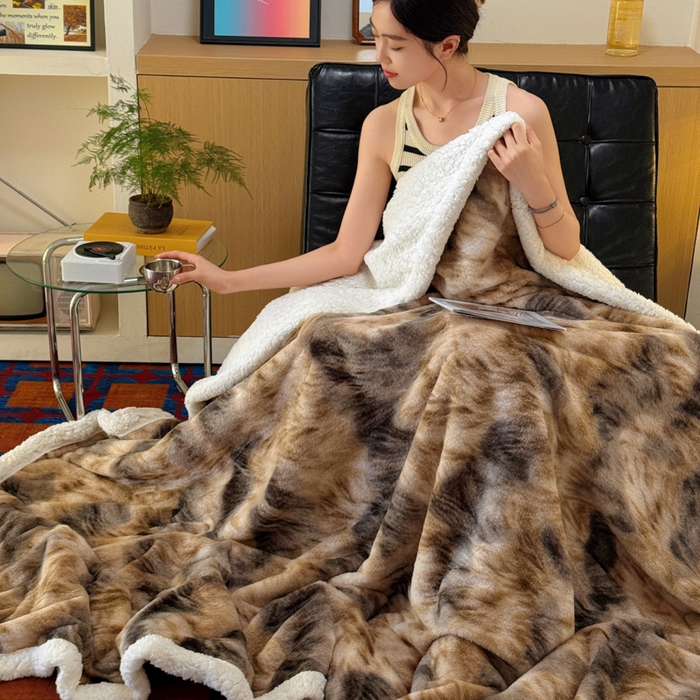 91家纺网 家纺一手货源 找家纺 春光里 2025新款兔毛羊羔绒收包边毛毯 慕斯