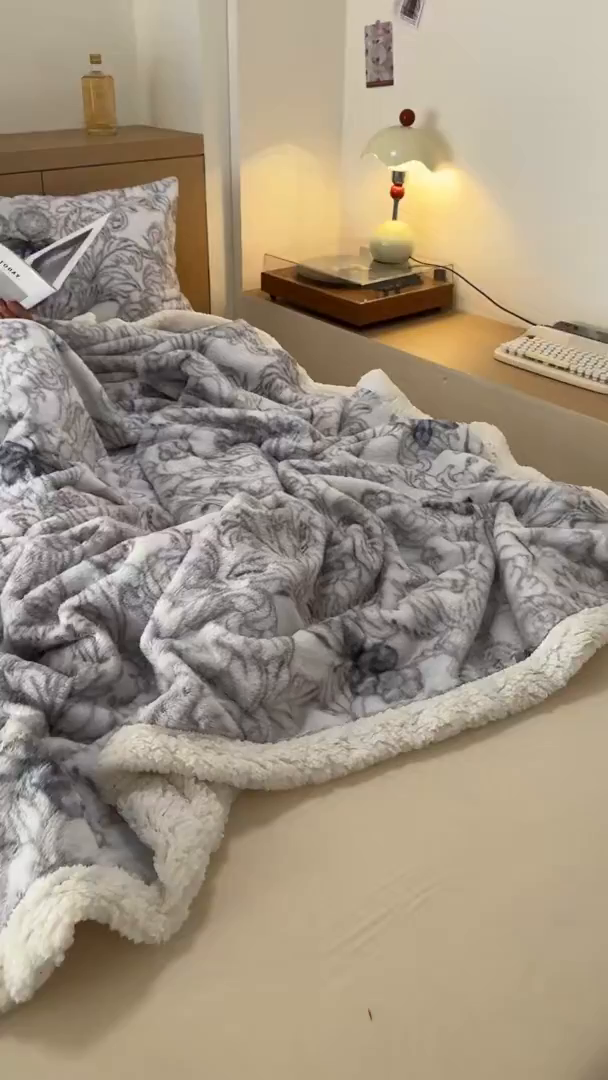 91家纺网 家纺一手货源 找家纺 春光里 2025新款兔毛羊羔绒收包边毛毯 蝶恋