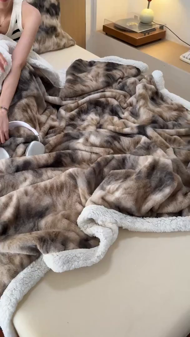 91家纺网 家纺一手货源 找家纺 春光里 2025新款兔毛羊羔绒收包边毛毯 慕斯