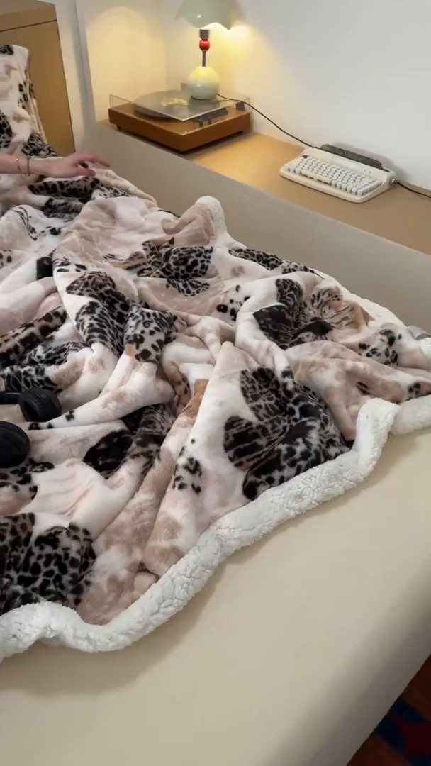 91家纺网 家纺一手货源 找家纺 春光里 2025新款兔毛羊羔绒收包边毛毯 琥珀