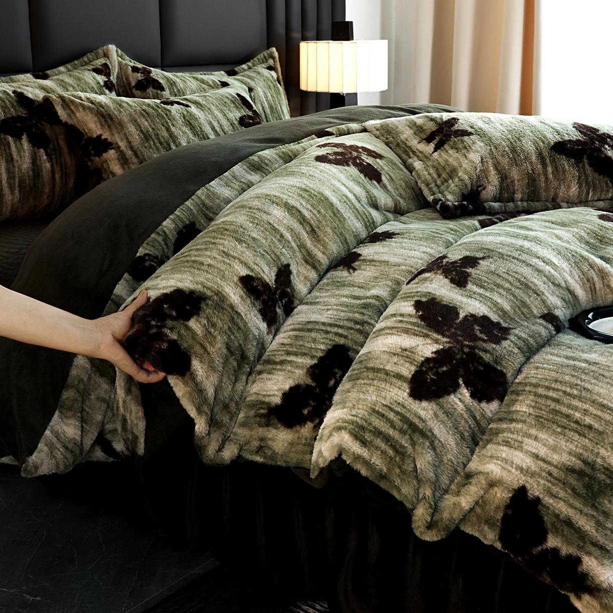 91家纺网 家纺一手货源 找家纺 提花大世界 2025新款轻奢法式加厚美拉德系列高克重兔绒牛奶绒床盖床单床笠款四件套 蝶舞-绿