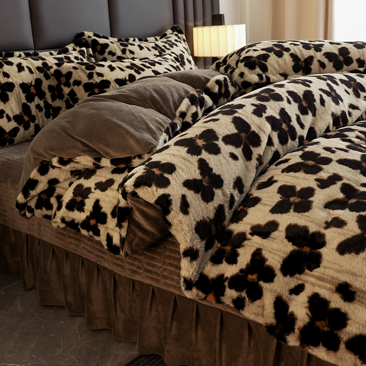 91家纺网 家纺一手货源 找家纺 提花大世界 2025新款轻奢法式加厚美拉德系列高克重兔绒牛奶绒床盖床单床笠款四件套 蝶豹-咖