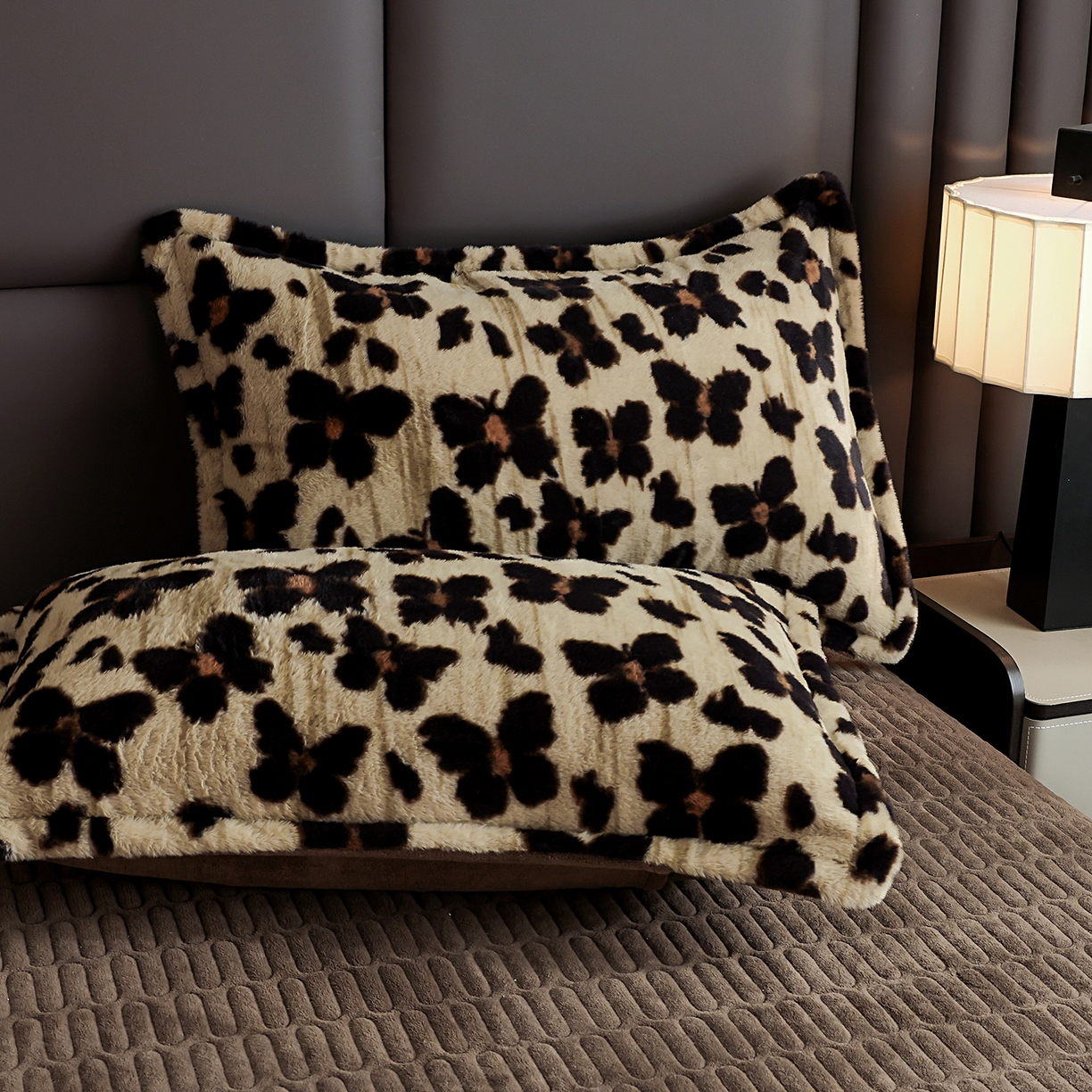 91家纺网 家纺一手货源 找家纺 提花大世界 2025新款轻奢法式加厚美拉德系列高克重兔绒牛奶绒床盖床单床笠款四件套 蝶豹-咖