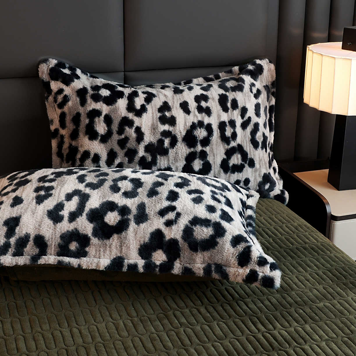 91家纺网 家纺一手货源 找家纺 提花大世界 2025新款轻奢法式加厚美拉德系列高克重兔绒牛奶绒床盖床单床笠款四件套 法式豹纹-灰