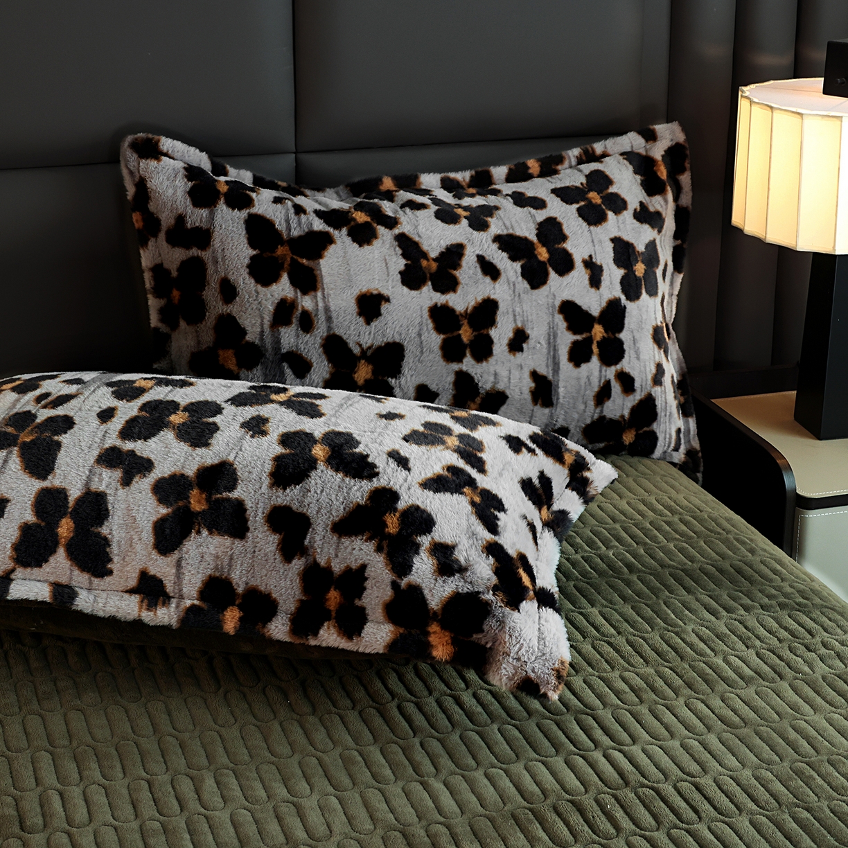 91家纺网 家纺一手货源 找家纺 提花大世界 2025新款轻奢法式加厚美拉德系列高克重兔绒牛奶绒床盖床单床笠款四件套 蝶豹-灰