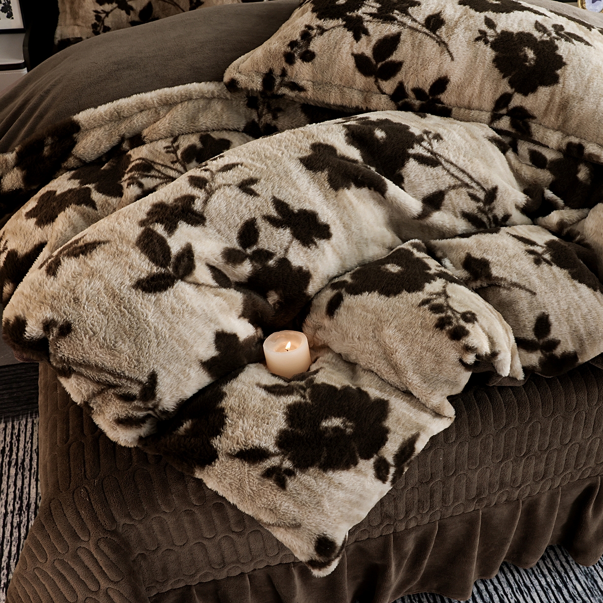 91家纺网 家纺一手货源 找家纺 提花大世界 2025新款轻奢法式加厚美拉德系列高克重兔绒牛奶绒床盖床单床笠款四件套 简爱-咖