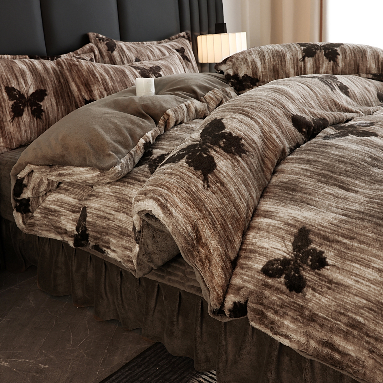 91家纺网 家纺一手货源 找家纺 提花大世界 2025新款轻奢法式加厚美拉德系列高克重兔绒牛奶绒床盖床单床笠款四件套 蝶舞-咖