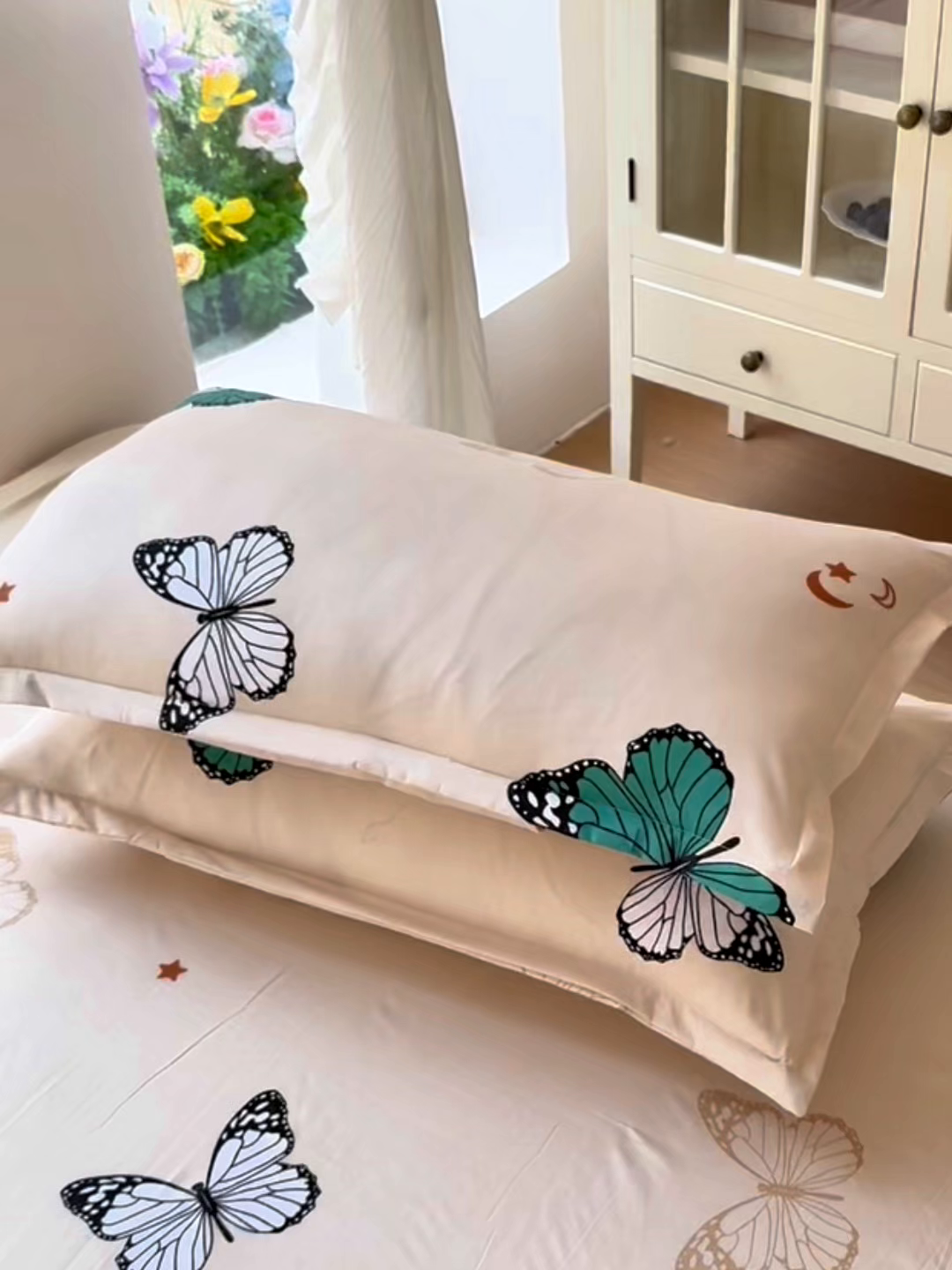 91家纺网 家纺一手货源 找家纺 梵巢 家纺芦荟棉枕套磨毛化纤枕套48*74cm 蝶舞飞扬