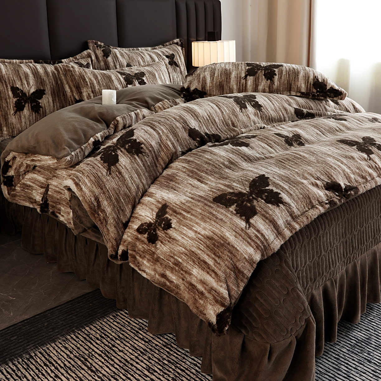 91家纺网 家纺一手货源 找家纺 提花大世界 2025新款轻奢法式加厚美拉德系列高克重兔绒牛奶绒床盖床单床笠款四件套 蝶舞-咖