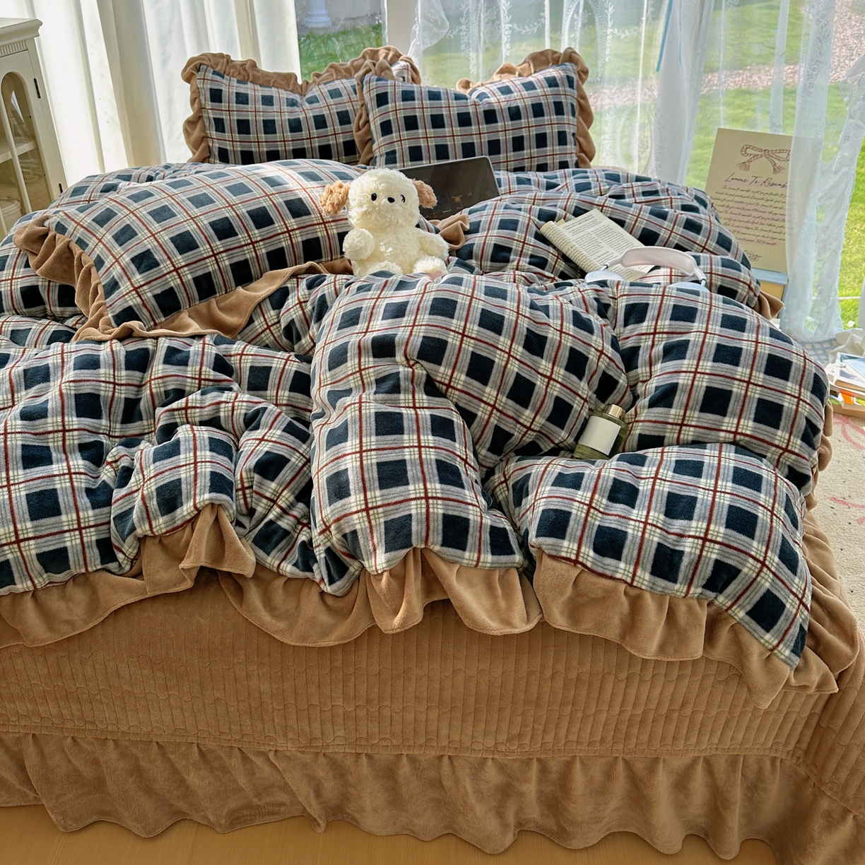 91家纺网 家纺一手货源 找家纺 （总）富米莱（原臻工厂） 2025秋冬保暖中古风格子牛奶绒花边床盖床单四件套