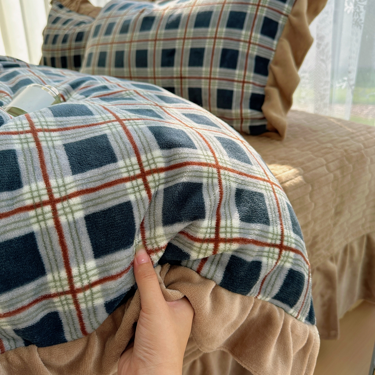 91家纺网 家纺一手货源 找家纺 （总）富米莱（原臻工厂） 2025秋冬保暖中古风格子牛奶绒花边床盖床单四件套