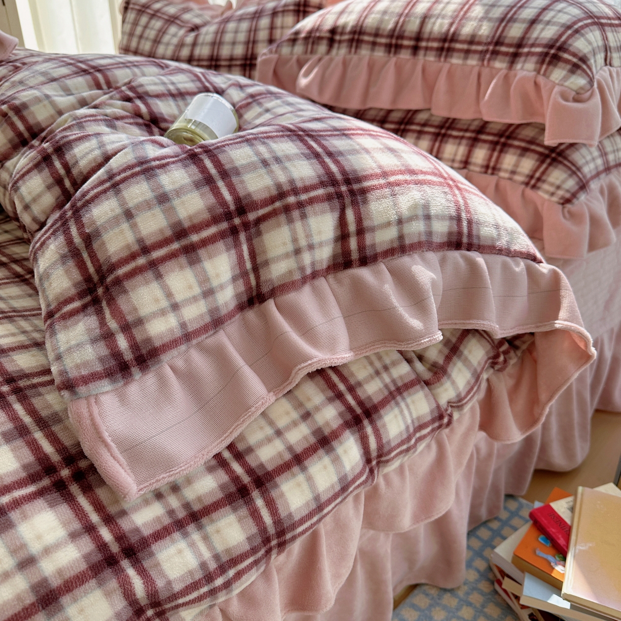 91家纺网 家纺一手货源 找家纺 富米莱（原臻工厂） 2025秋冬保暖中古风格子牛奶绒花边床盖床单四件套 粉格