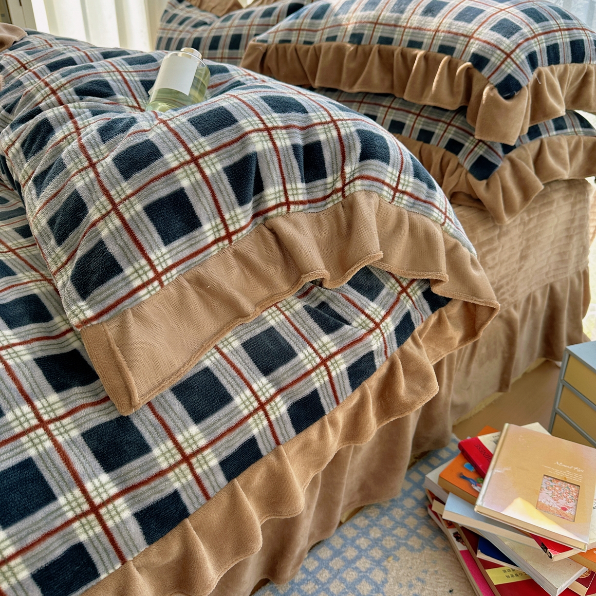 91家纺网 家纺一手货源 找家纺 富米莱（原臻工厂） 2025秋冬保暖中古风格子牛奶绒花边床盖床单四件套 艾伦