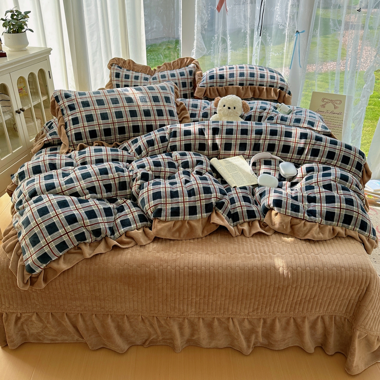 91家纺网 家纺一手货源 找家纺 富米莱（原臻工厂） 2025秋冬保暖中古风格子牛奶绒花边床盖床单四件套 艾伦