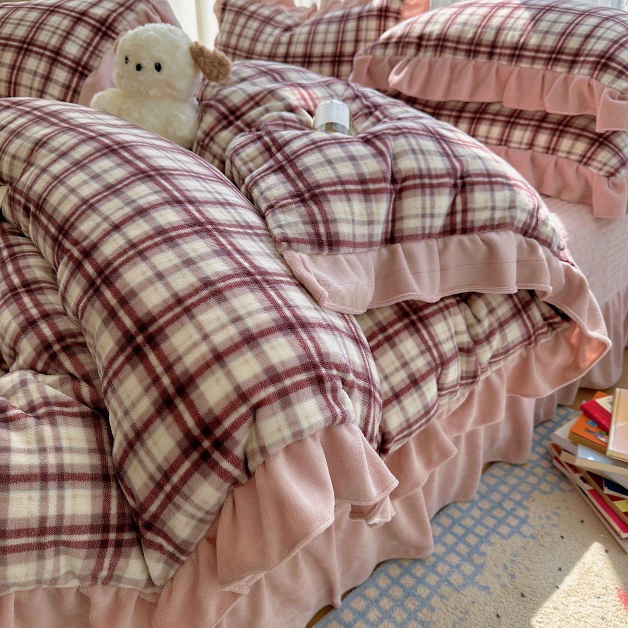 91家纺网 家纺一手货源 找家纺 富米莱（原臻工厂） 2025秋冬保暖中古风格子牛奶绒花边床盖床单四件套 粉格