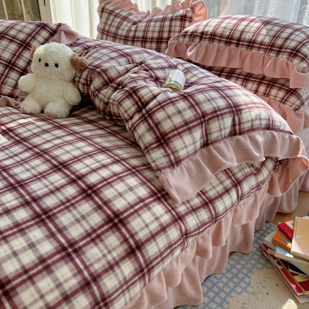 91家纺网 家纺一手货源 找家纺 富米莱（原臻工厂） 2025秋冬保暖中古风格子牛奶绒花边床盖床单四件套 粉格