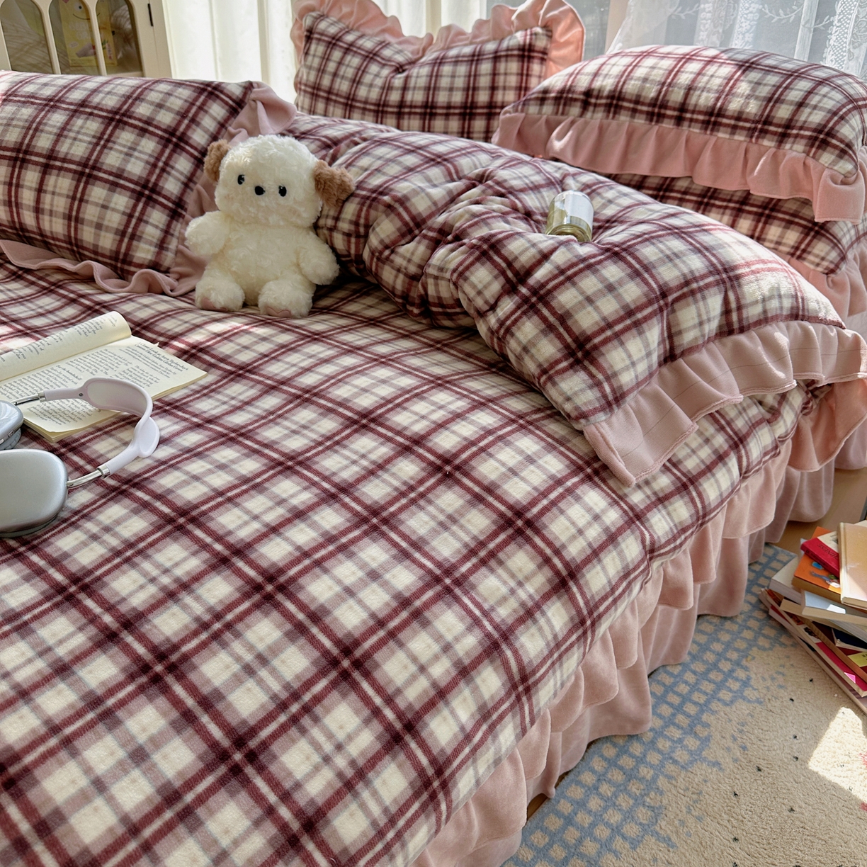 91家纺网 家纺一手货源 找家纺 富米莱（原臻工厂） 2025秋冬保暖中古风格子牛奶绒花边床盖床单四件套 粉格