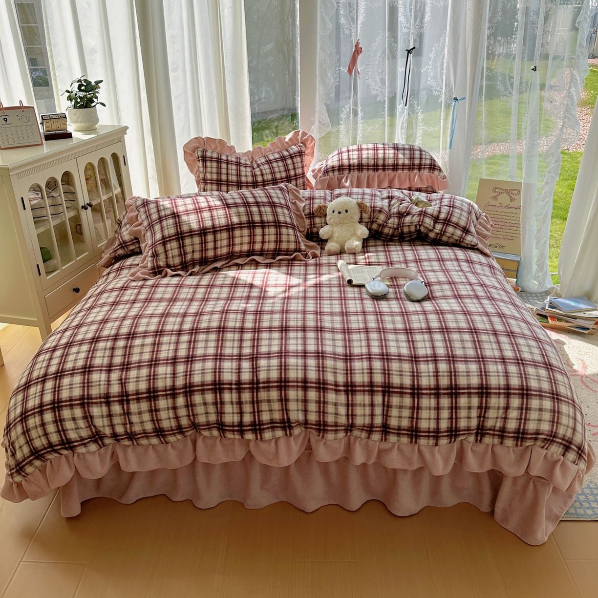 91家纺网 家纺一手货源 找家纺 富米莱（原臻工厂） 2025秋冬保暖中古风格子牛奶绒花边床盖床单四件套 粉格