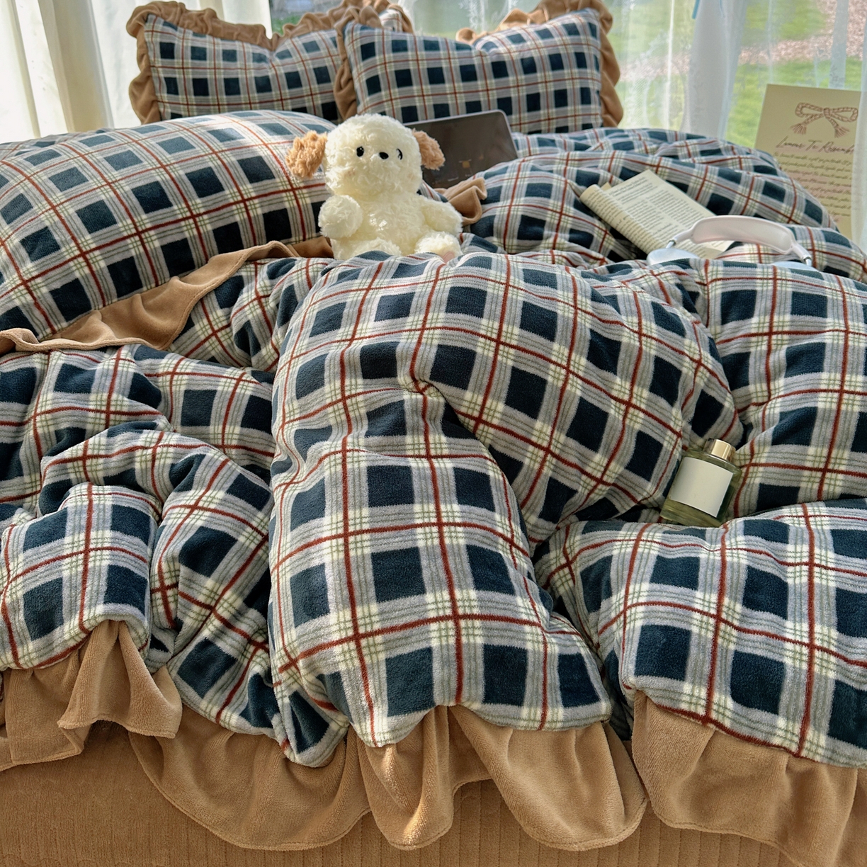 91家纺网 家纺一手货源 找家纺 富米莱（原臻工厂） 2025秋冬保暖中古风格子牛奶绒花边床盖床单四件套 艾伦