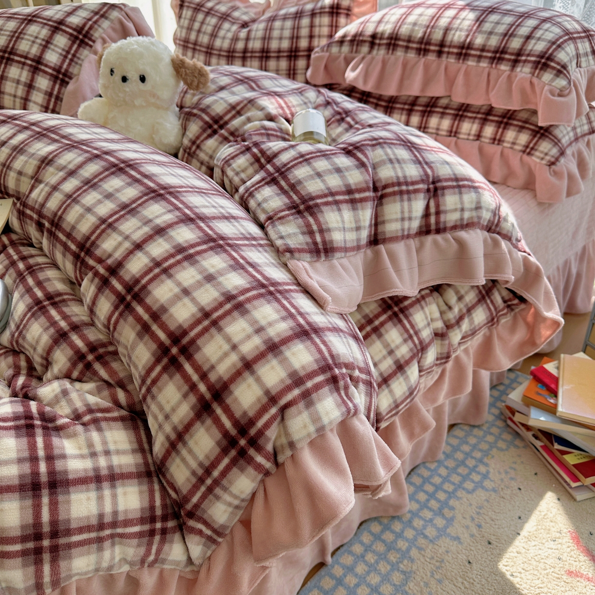 91家纺网 家纺一手货源 找家纺 富米莱（原臻工厂） 2025秋冬保暖中古风格子牛奶绒花边床盖床单四件套 粉格