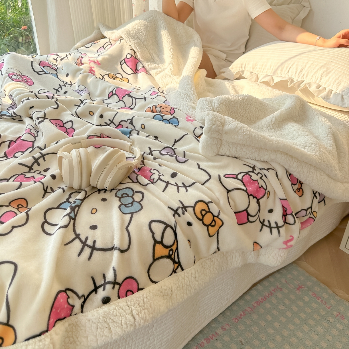 91家纺网 家纺一手货源 找家纺 韩巢家纺 2025秋冬新款A类牛奶绒羊羔绒多功能毛毯毯子 彩线条kt