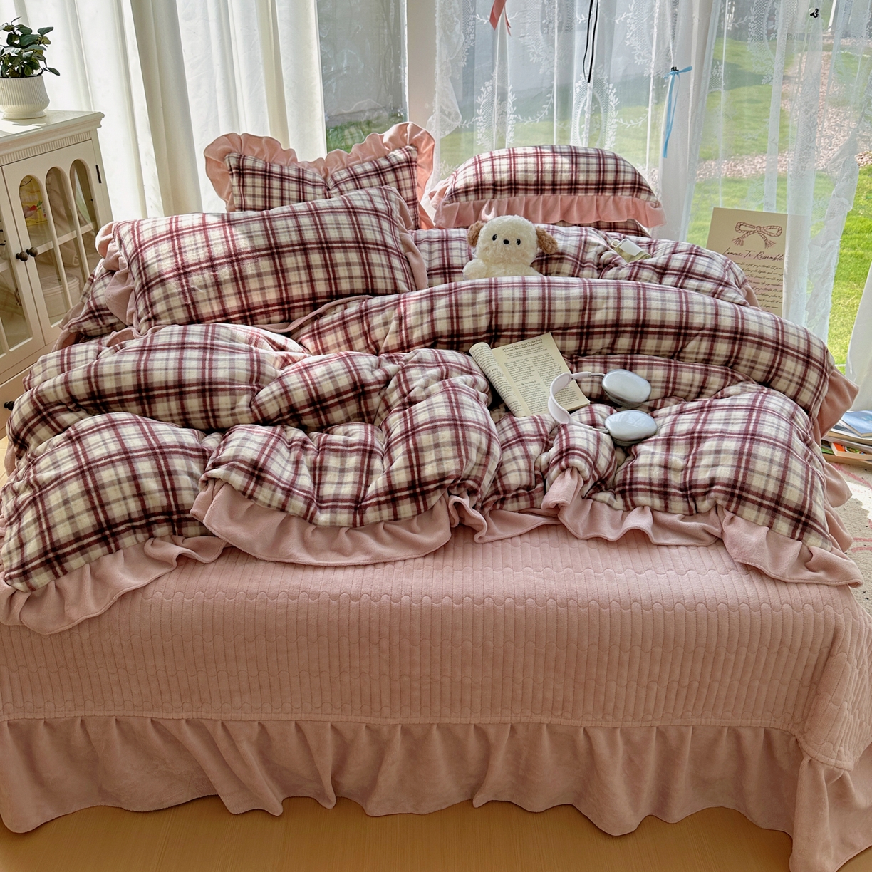 91家纺网 家纺一手货源 找家纺 富米莱（原臻工厂） 2025秋冬保暖中古风格子牛奶绒花边床盖床单四件套 粉格