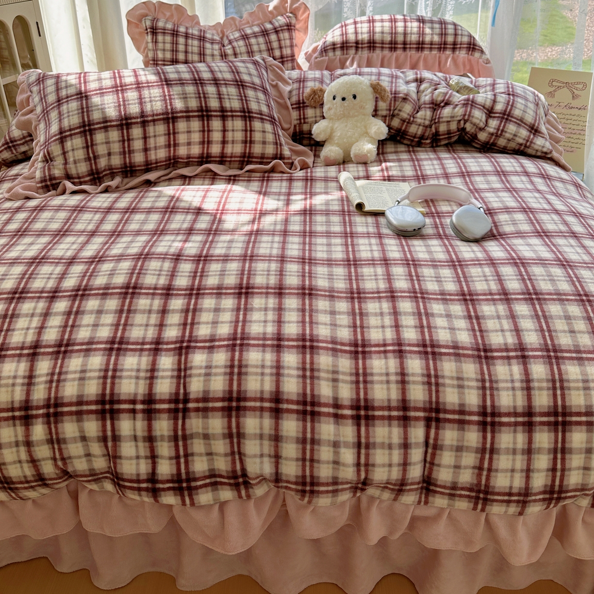 91家纺网 家纺一手货源 找家纺 富米莱（原臻工厂） 2025秋冬保暖中古风格子牛奶绒花边床盖床单四件套 粉格