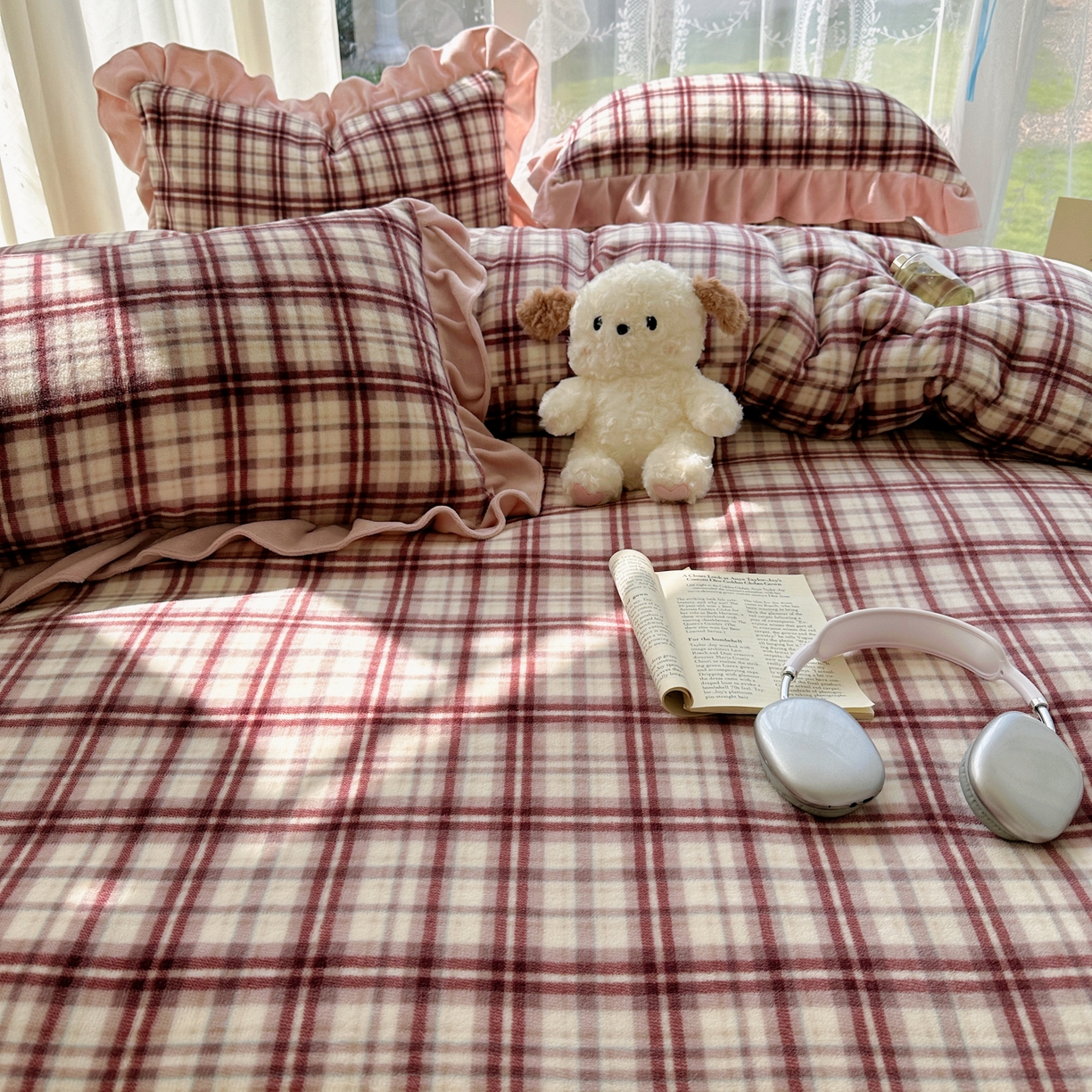 91家纺网 家纺一手货源 找家纺 富米莱（原臻工厂） 2025秋冬保暖中古风格子牛奶绒花边床盖床单四件套 粉格