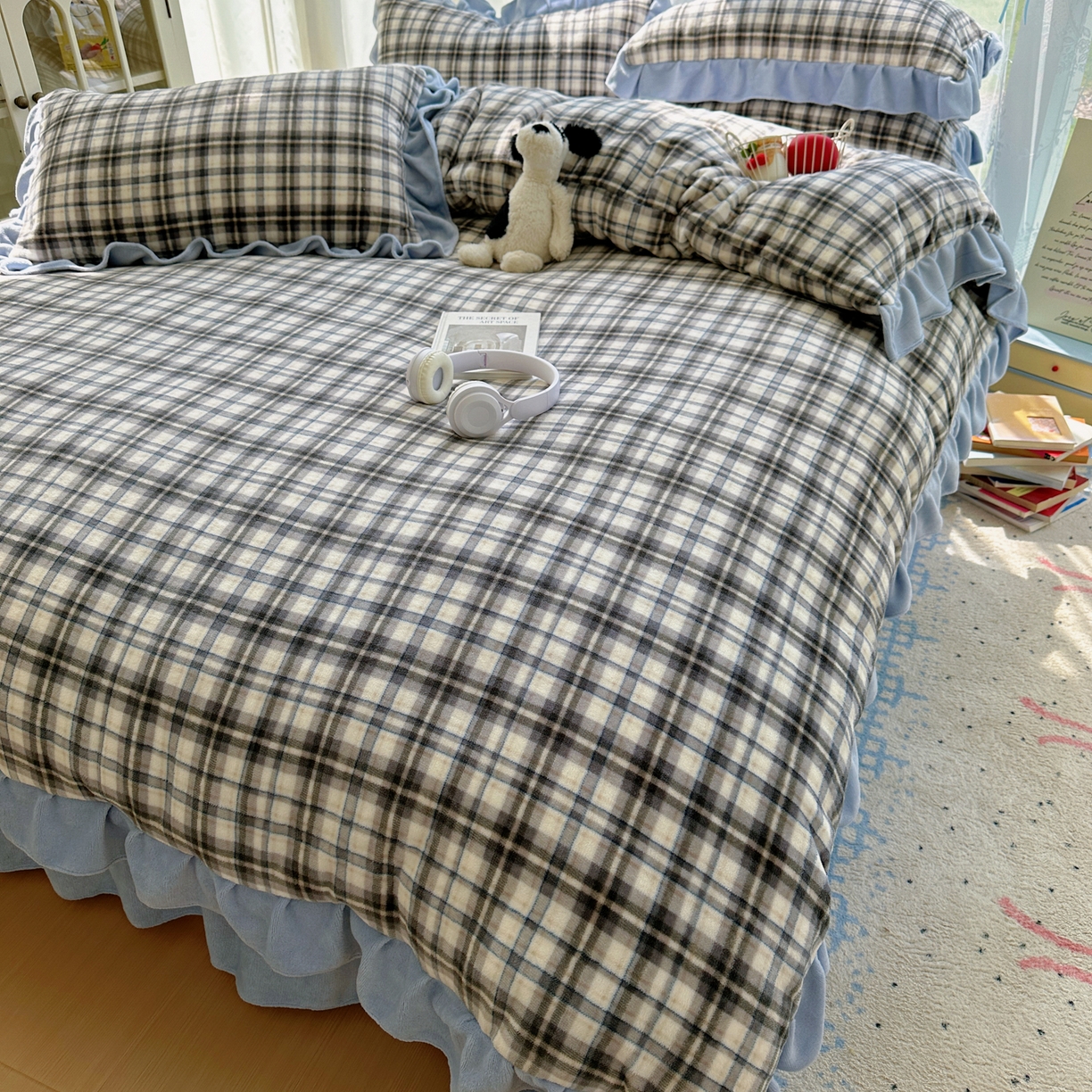 91家纺网 家纺一手货源 找家纺 富米莱（原臻工厂） 2025秋冬保暖中古风格子牛奶绒花边床盖床单四件套 蓝调