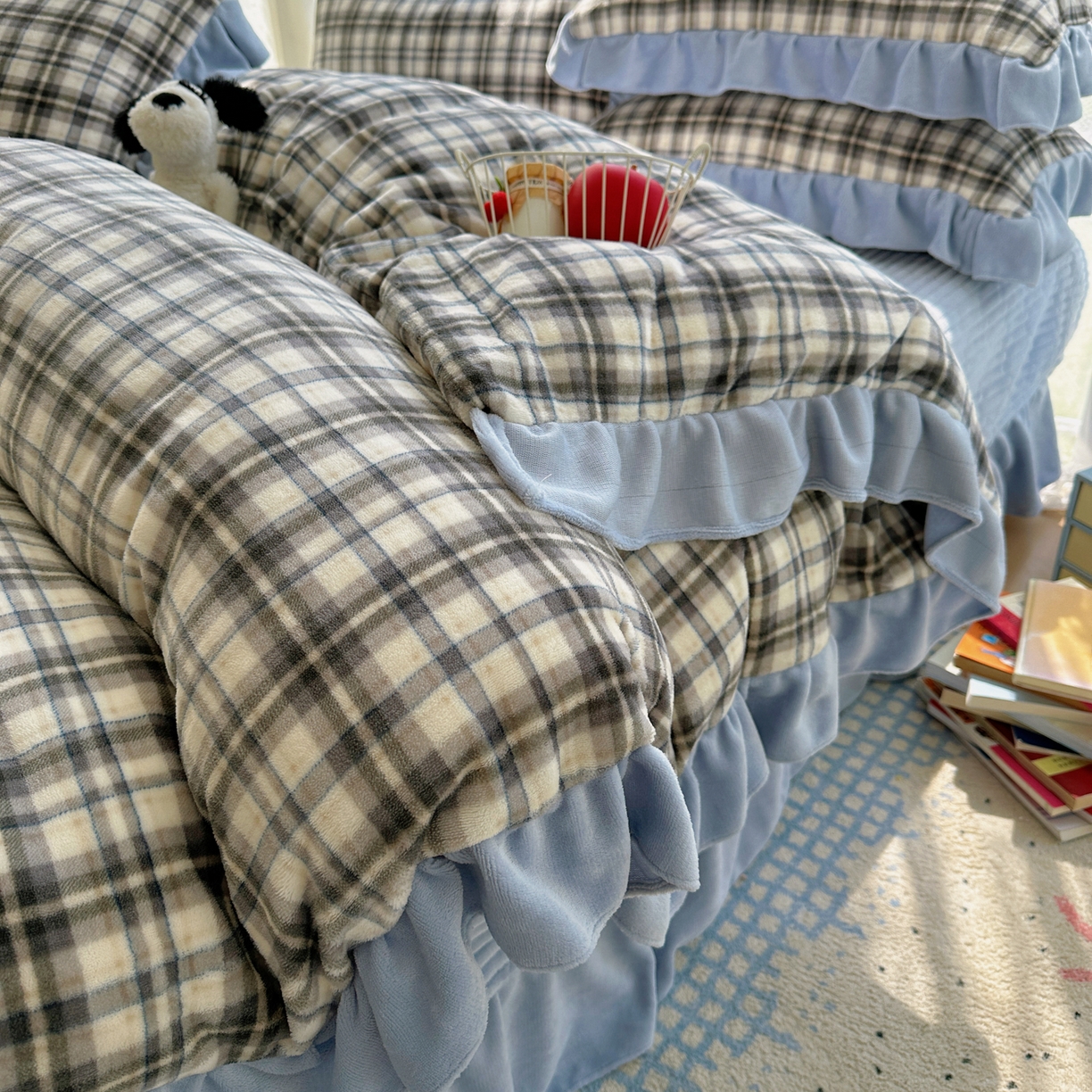 91家纺网 家纺一手货源 找家纺 富米莱（原臻工厂） 2025秋冬保暖中古风格子牛奶绒花边床盖床单四件套 蓝调